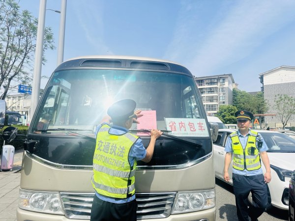 丰汇投资 成都多部门联动执法 护航“川西游”交通运输安全