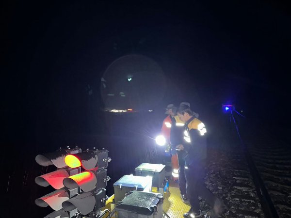 美港通配资 深夜，天路职工向雨而行