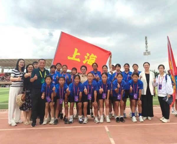 股管家 石榴花开绿茵逐梦  上海青少年女足队出征民族团结友谊赛